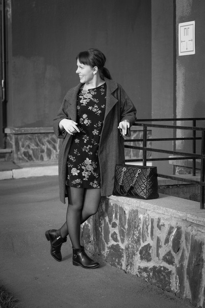 Pretty teen girl leaning on railings - Fotografie, Obrázek