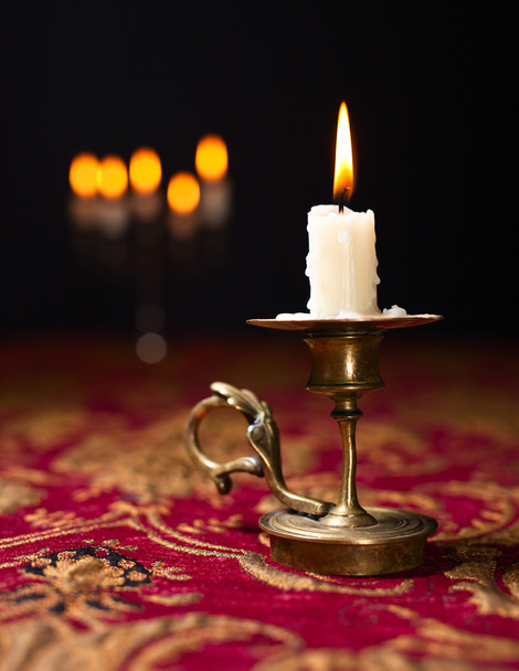 Κερί σε μικρή μπρούτζινη κηροπήγιο  - Φωτογραφία, εικόνα
