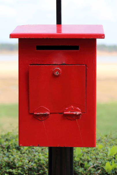 Παλιά κόκκινο γραμματοκιβώτιο. - Φωτογραφία, εικόνα