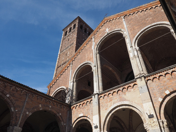 Sant Ambrogion kirkko Milanossa
 - Valokuva, kuva