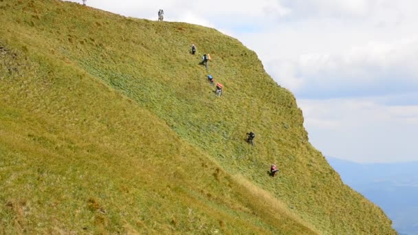 Emberek hátizsákok mászni egy dombra, a Kárpátok, Ukrajna - Felvétel, videó