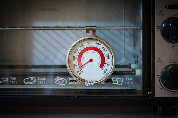 Vanha uuni lämpömittari keittiössä kotona
 - Valokuva, kuva