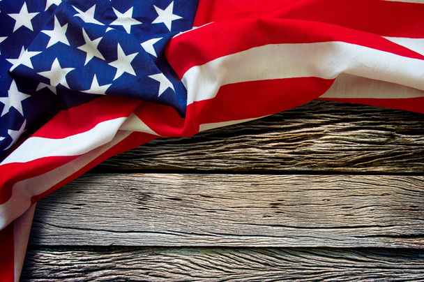 bandera americana sobre fondo de madera - Foto, Imagen