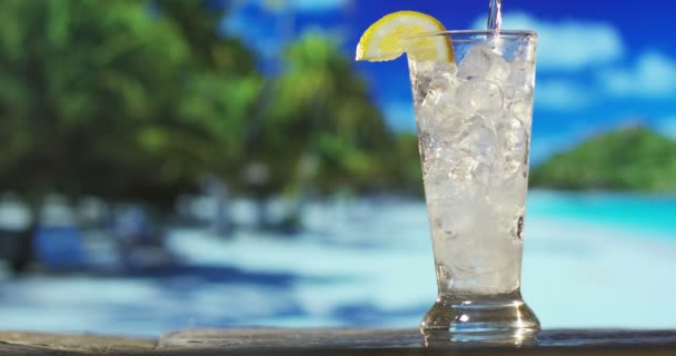 Cocktail in de buurt van de zee op de achtergrond  - Video
