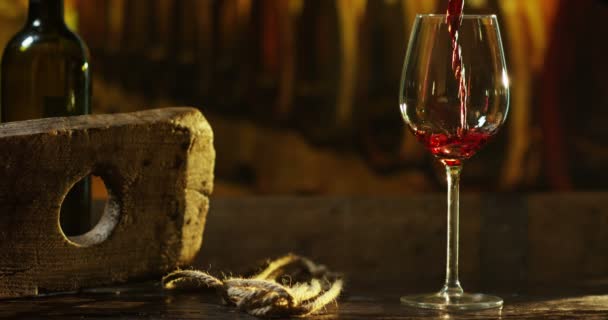 Sommelier gießt Rotwein ins Glas - Filmmaterial, Video