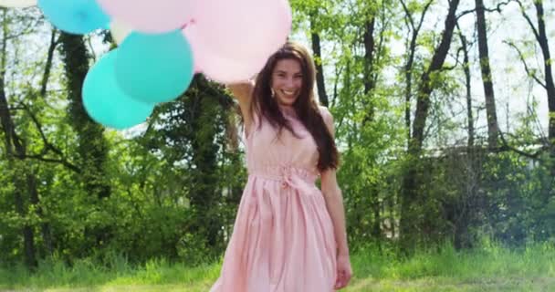 Frau mit Luftballons auf der Wiese - Filmmaterial, Video