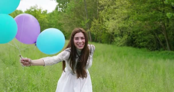 Nő a léggömbök a réten - Felvétel, videó