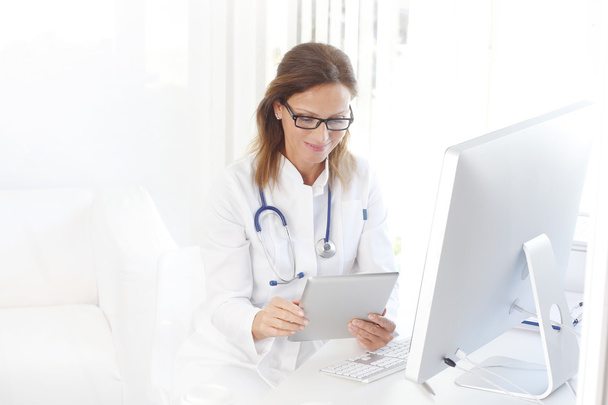  lékař používající digitální tablet - Fotografie, Obrázek