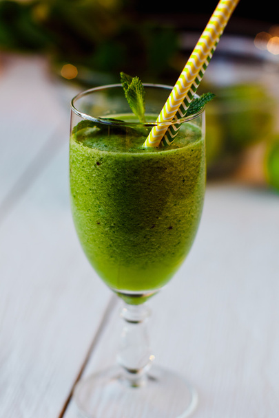 gezonde groene smoothie - Foto, afbeelding