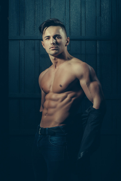 Man in shirt with muscular torso - Foto, afbeelding