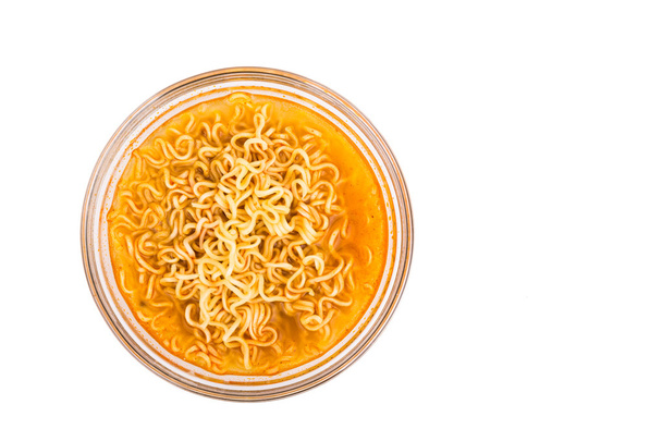 Cuenco de fideos instantáneos convenientes pero poco saludables con sopa con sabor a sodio
 - Foto, imagen