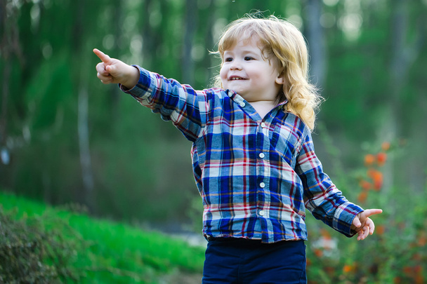 Small boy outdoor - Фото, зображення