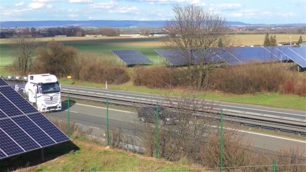 Autobahnverkehr und Solarkraftwerk in Echtzeit - Filmmaterial, Video