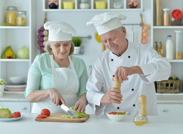 starszy para w kuchni  - Zdjęcie, obraz