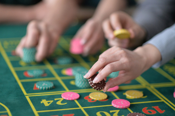 hands with  casino chips  - Zdjęcie, obraz
