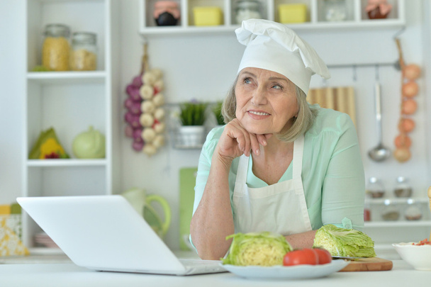 Senior woman at kitchen - Foto, Bild