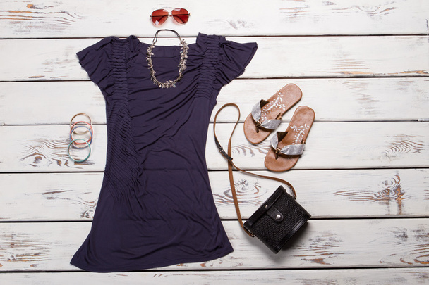 Фіолетова сукня з аксесуарами
. - Фото, зображення