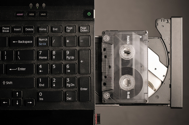 La cinta en un CD-ROM
 - Foto, Imagen