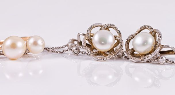 Stříbrný prsten a náušnice s perlami - Fotografie, Obrázek