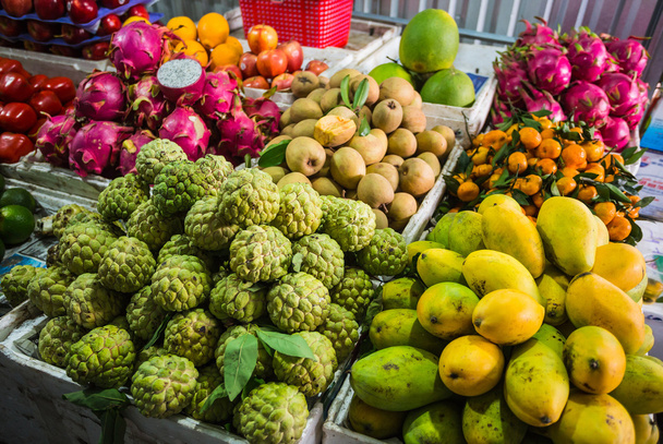 Εξωτικά φρούτα στην ασιατική αγορά - Φωτογραφία, εικόνα