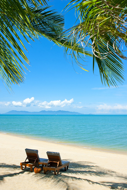 Cadeiras na praia perto do mar
 - Foto, Imagem