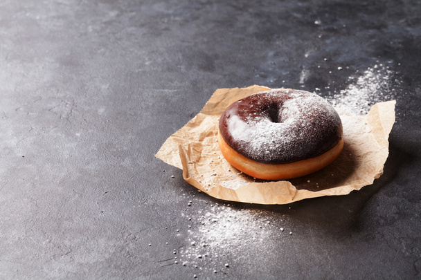 Chocolate donut with sugar powder - Foto, Bild