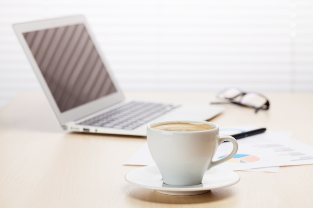Büroarbeitsplatz mit Laptop und Kaffee - Foto, Bild