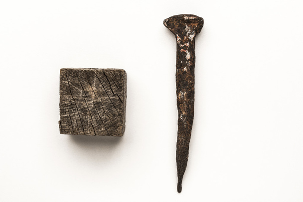 Old rusty nail and old wooden cube  - Valokuva, kuva