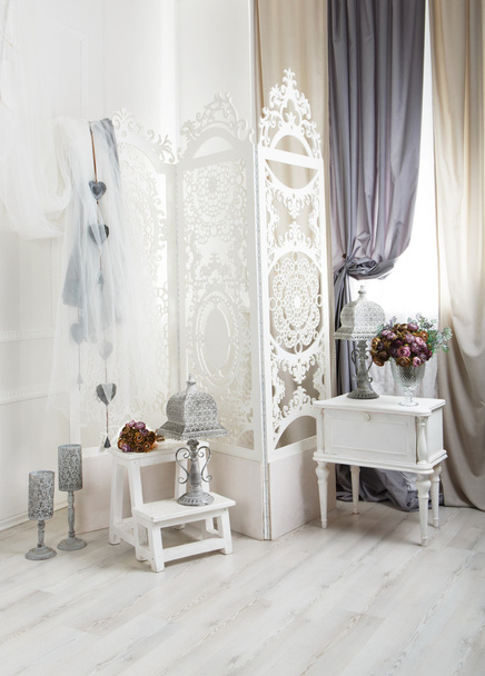 shabby κομψό λευκό δωμάτιο, γαμήλια διακόσμηση - Φωτογραφία, εικόνα