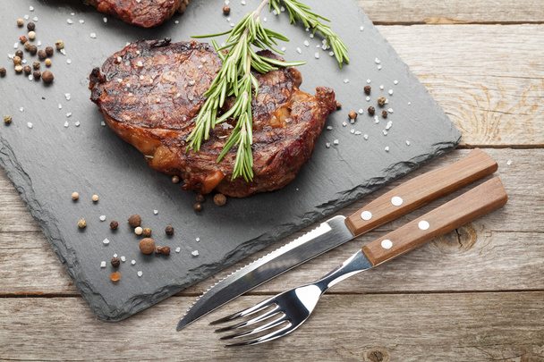 hovězí steaky s rozmarýnem a koření - Fotografie, Obrázek