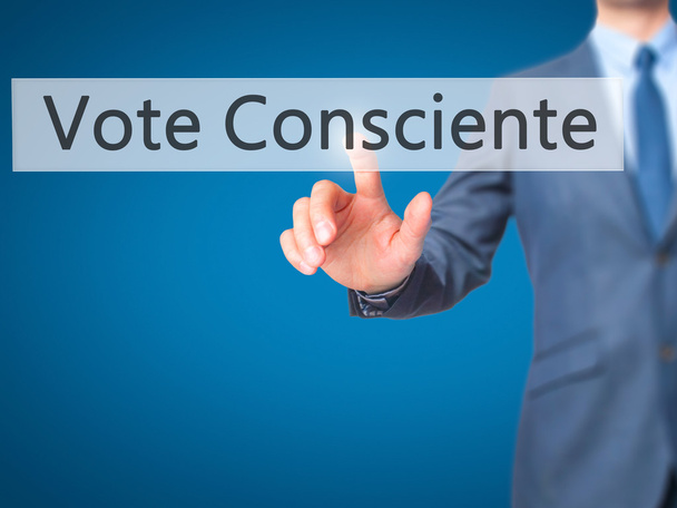 Voto Consciente - Empresario botón de la mano pulsando en touch scre
 - Foto, imagen