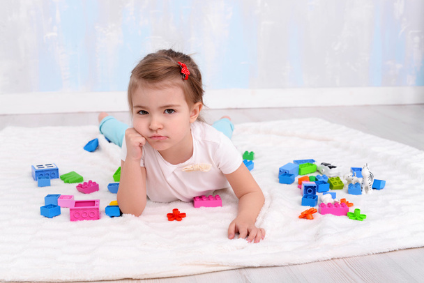 Frowning; hild κορίτσι παίζει με παιχνίδια κατασκευαστής - Φωτογραφία, εικόνα