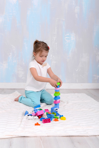 Dítě dívka si hraje s hračkami konstruktor - Fotografie, Obrázek