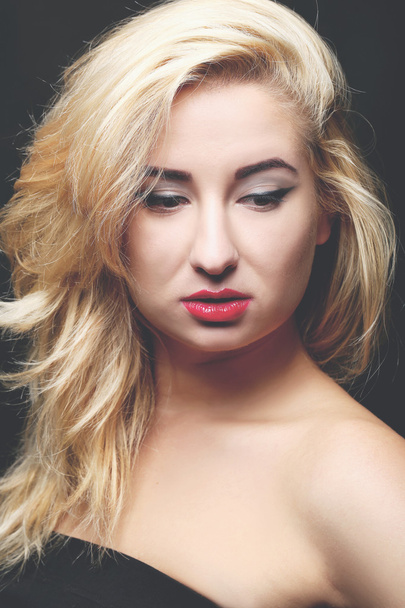 model met make-up en rode lippen - Foto, afbeelding