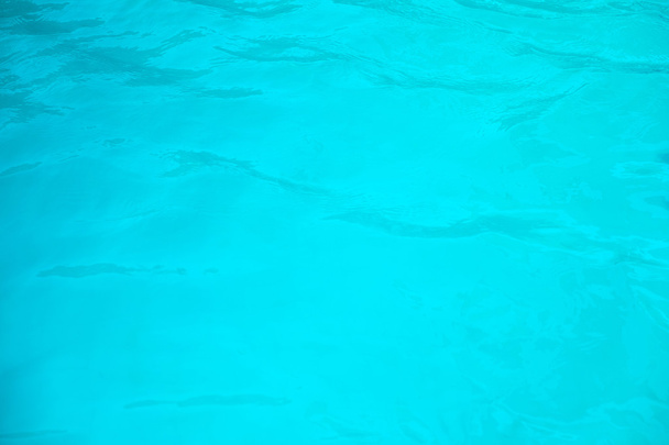 Piscina azul con agua ondulada
 - Foto, Imagen