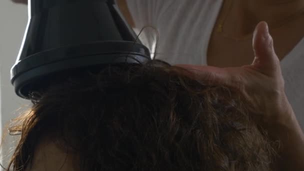 Coiffeur styliste séchant les cheveux dans le salon
 - Séquence, vidéo