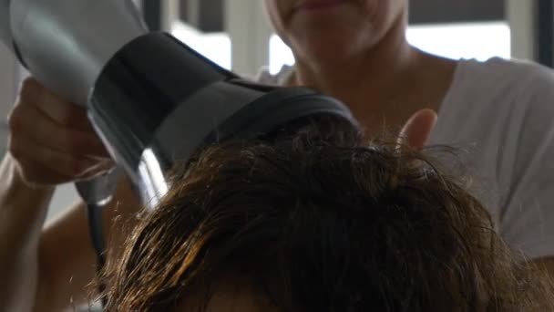 Peluquería estilista secando el cabello en el salón
 - Metraje, vídeo