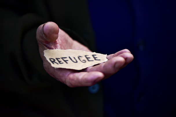 anciano con un papel con la palabra refugiado
 - Foto, imagen