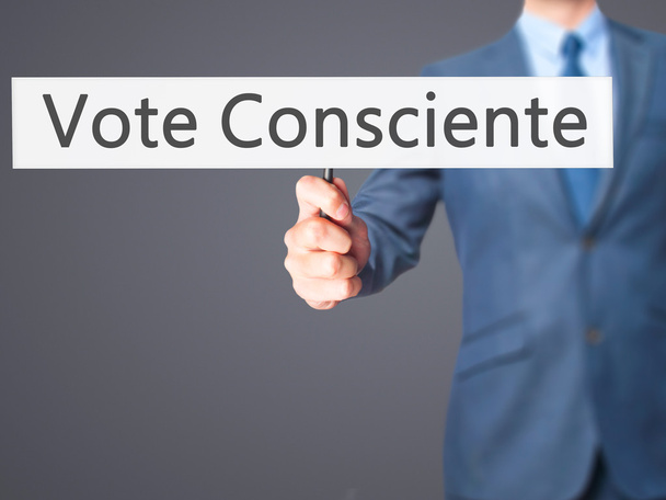 vote consciente - Geschäftsfrau drückt Taste auf Berührung sc - Foto, Bild