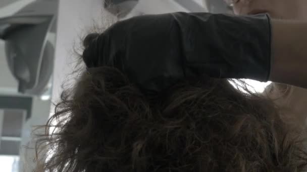 Стилист парикмахер раскрашивает корни волос
 - Кадры, видео