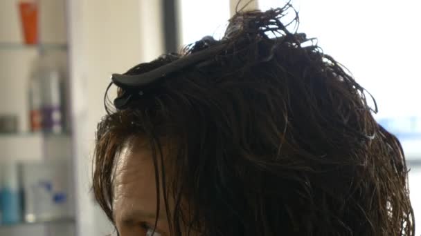 salonda kadın kuruyan saç - Video, Çekim