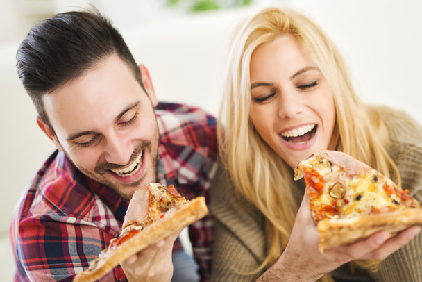 Pari syö pizzaa - Valokuva, kuva