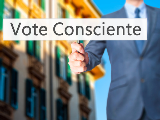 Voto Consciente - Empresaria pulsando el botón de mano en el tacto sc
 - Foto, imagen