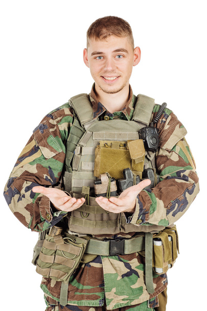 Militar, profesión, pueblo y concepto de guerra - soldado masculino en camuflaje posando contra una pared blanca
 - Foto, Imagen