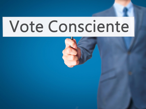 Voto Consciente - Empresaria pulsando el botón de mano en el tacto sc
 - Foto, Imagen