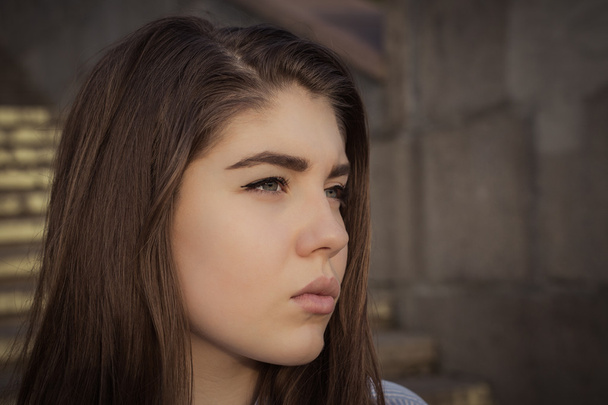 Outdoor close up ritratto di profilo di una bella ragazza adolescente
 - Foto, immagini