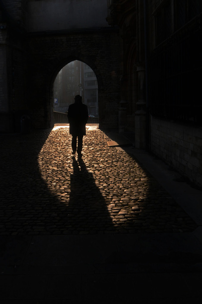 człowiek w cieniu - Zdjęcie, obraz