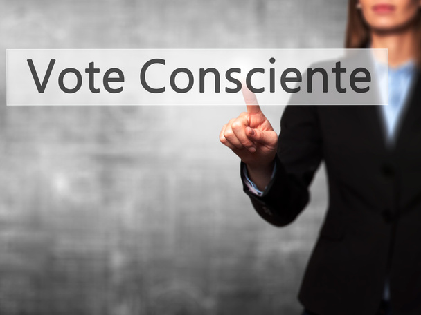 Voto Consciente - Empresaria pulsando el botón de mano en el tacto sc
 - Foto, imagen