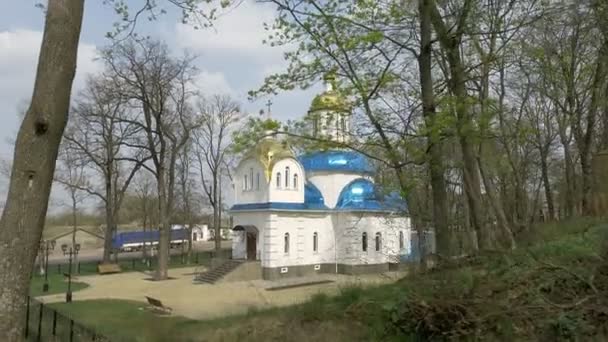 Blanco azul y oro ortodoxo iglesia dolly pan tiro
 - Metraje, vídeo