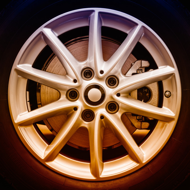 Detalhes da roda de carro de alumínio moderna e luxuosa com pneu
 - Foto, Imagem